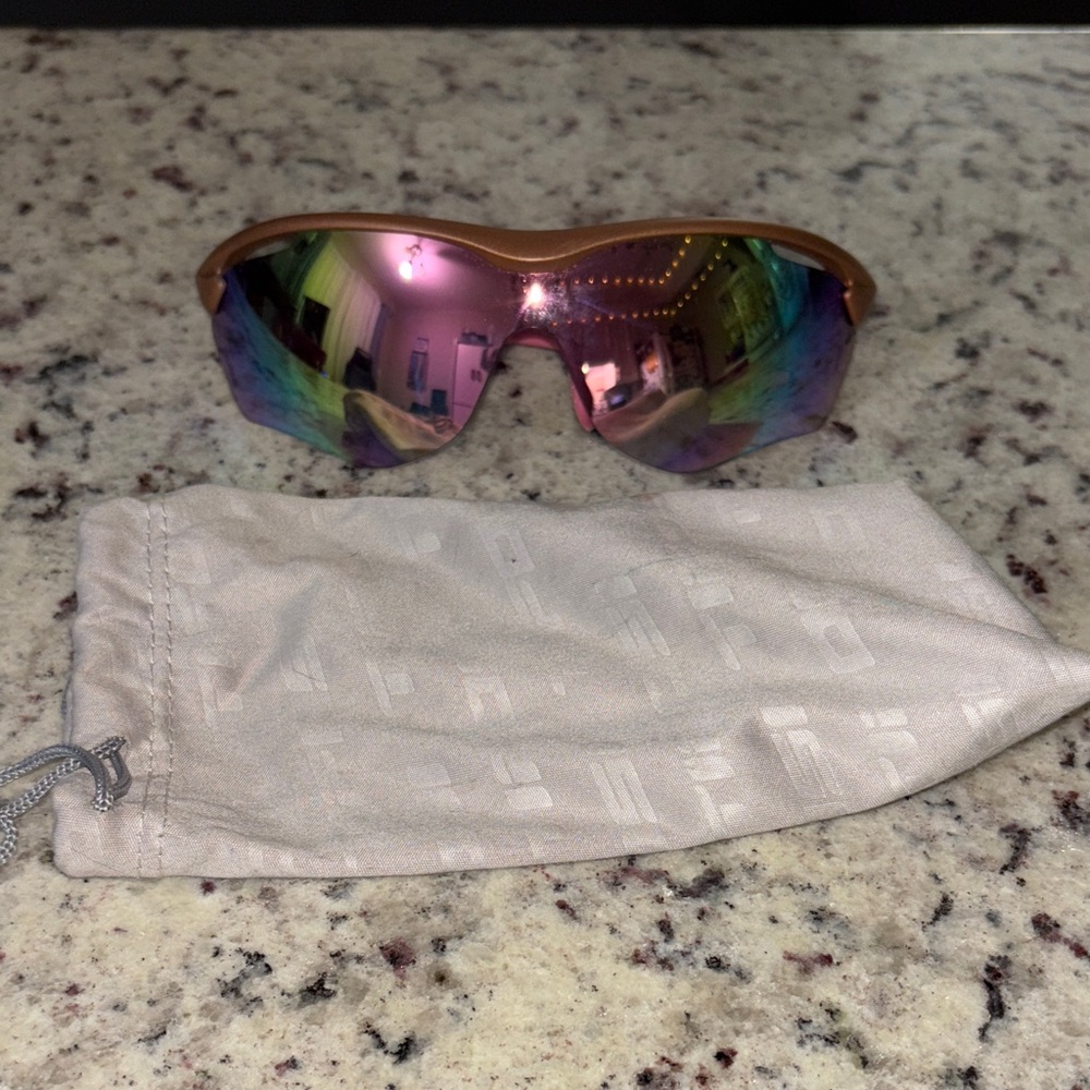 Sunglasses with Pouch - Picture 2 of 3
